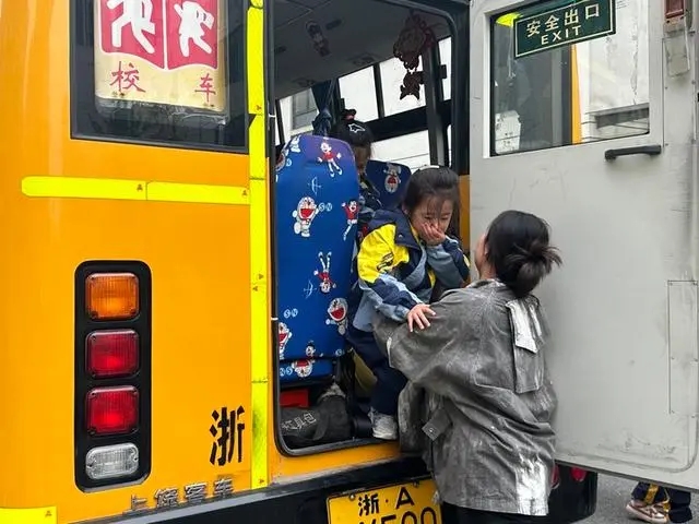 校車著火了可怎么辦？這家幼兒園進(jìn)行了安全應(yīng)急演練