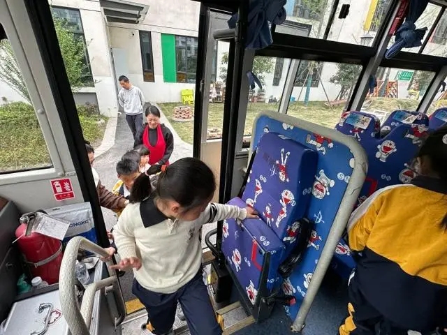 校車著火了可怎么辦？這家幼兒園進(jìn)行了安全應(yīng)急演練