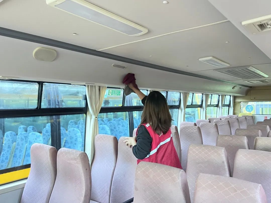 用心呵護 用愛護航 | 為確保新學(xué)期校車安全運行，校車大掃除保養(yǎng)很重要