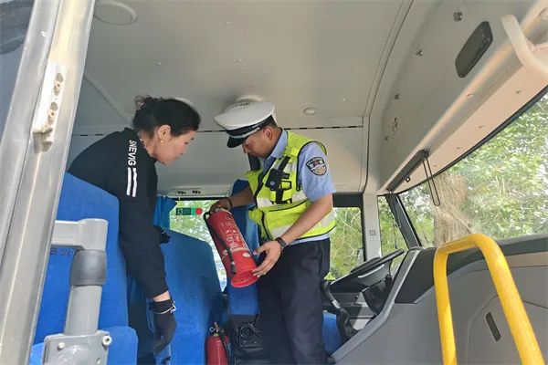 阿勒泰市公安局交警大隊強(qiáng)化校車安全“大檢查”，擰緊校車出行“安全閥”