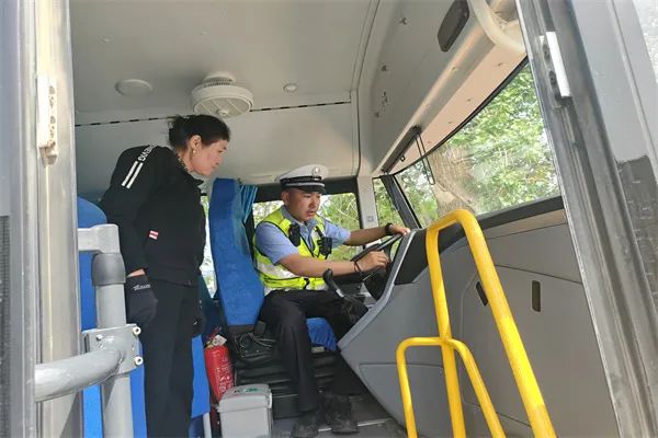 阿勒泰市公安局交警大隊強(qiáng)化校車安全“大檢查”，擰緊校車出行“安全閥”