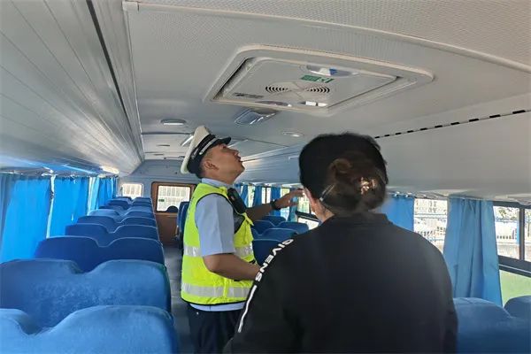 阿勒泰市公安局交警大隊強(qiáng)化校車安全“大檢查”，擰緊校車出行“安全閥”