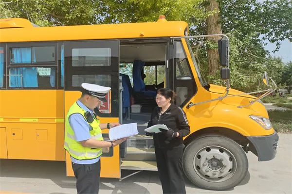 阿勒泰市公安局交警大隊強(qiáng)化校車安全“大檢查”，擰緊校車出行“安全閥”