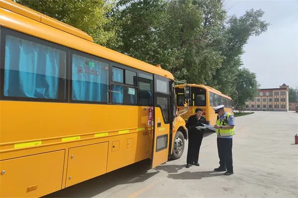 阿勒泰市公安局交警大隊強(qiáng)化校車安全“大檢查”，擰緊校車出行“安全閥”