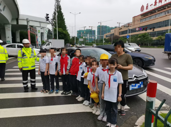 溫州交警查獲“黑校車(chē)”：5座車(chē)載10名學(xué)生，司機(jī)被刑事立案
