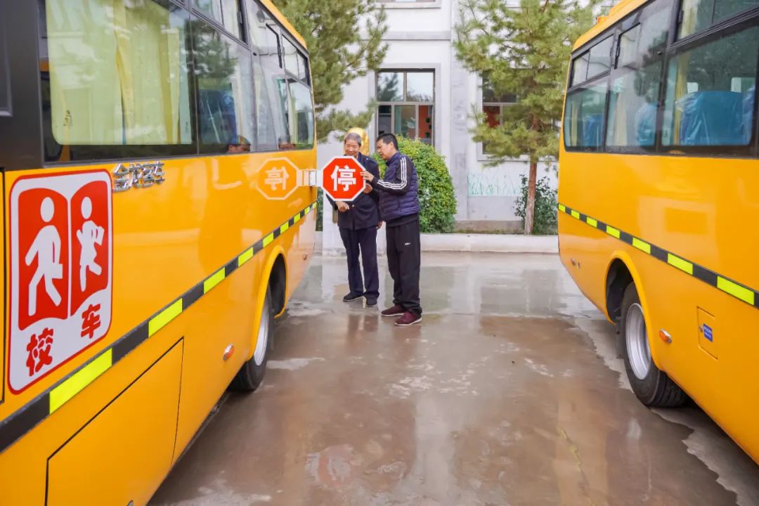 昌吉市七輛“大鼻子”專用校車全新亮相，開啟護娃模式
