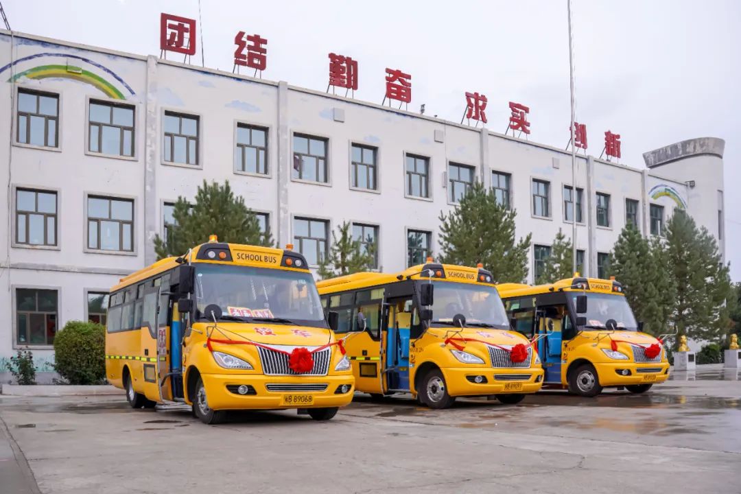 昌吉市七輛“大鼻子”專用校車全新亮相，開啟護娃模式