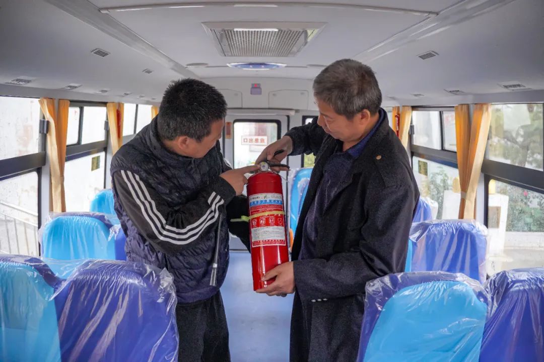 昌吉市七輛“大鼻子”專用校車全新亮相，開啟護娃模式