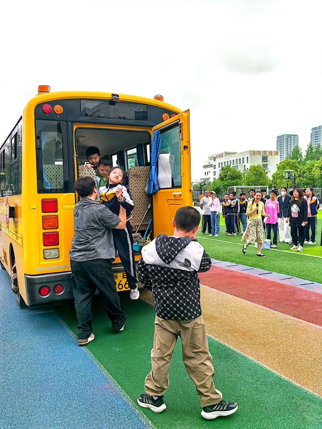 “為愛護(hù)航 平安出行 ” 陽(yáng)光學(xué)校校車安全應(yīng)急演練