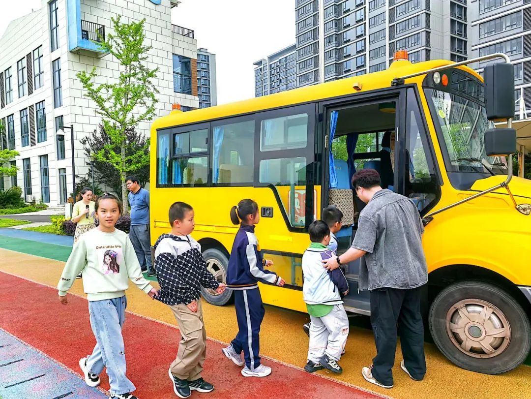 “為愛護(hù)航 平安出行 ” 陽(yáng)光學(xué)校校車安全應(yīng)急演練