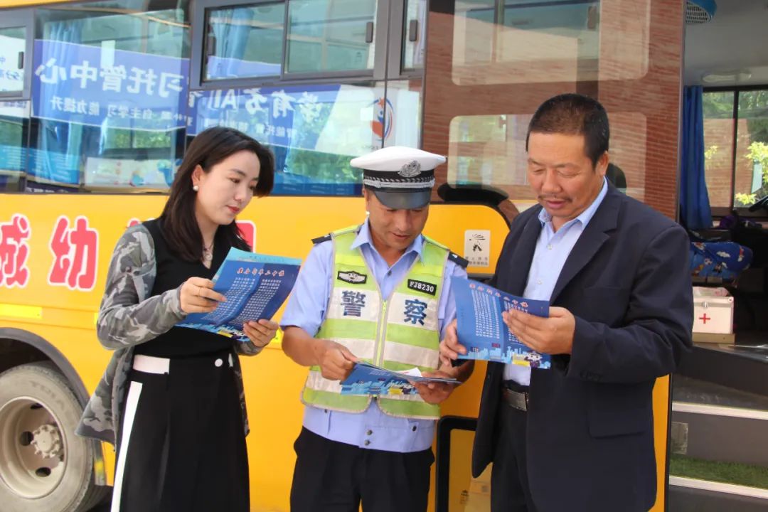 【交管動(dòng)態(tài)】臨洮公安交警強(qiáng)化校車安全宣傳檢查 擰緊出行“安全閥”