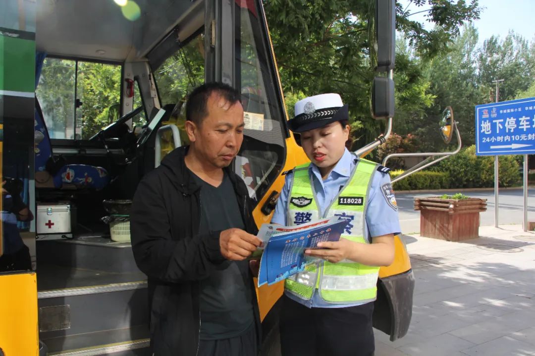 【交管動(dòng)態(tài)】臨洮公安交警強(qiáng)化校車安全宣傳檢查 擰緊出行“安全閥”