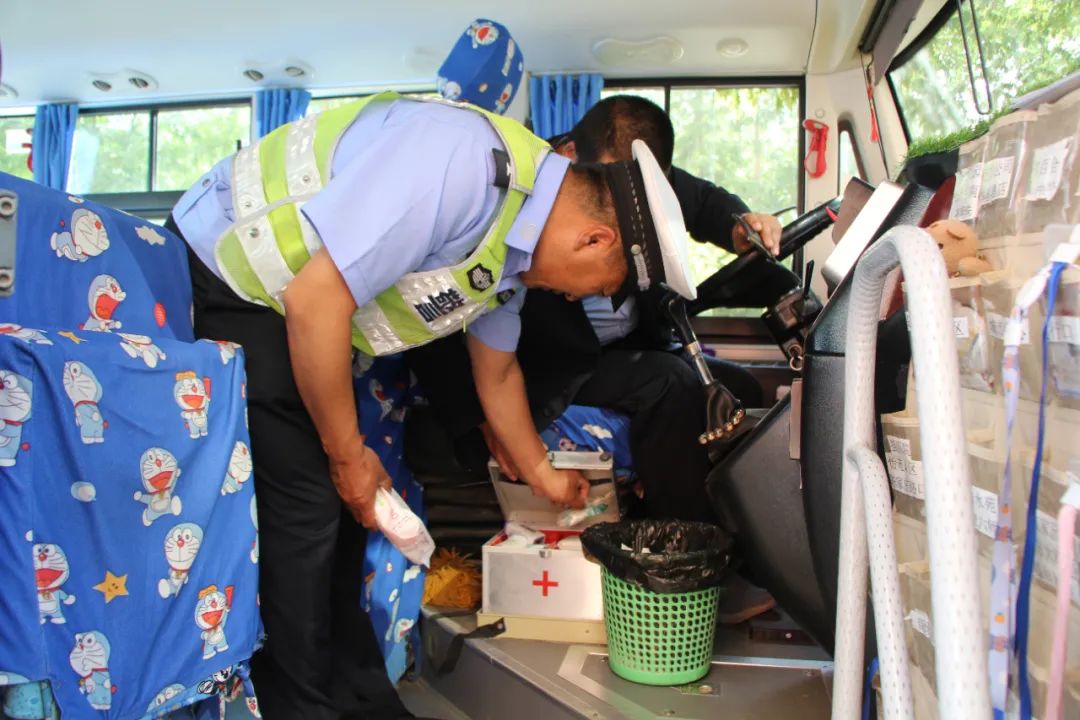 【交管動(dòng)態(tài)】臨洮公安交警強(qiáng)化校車安全宣傳檢查 擰緊出行“安全閥”