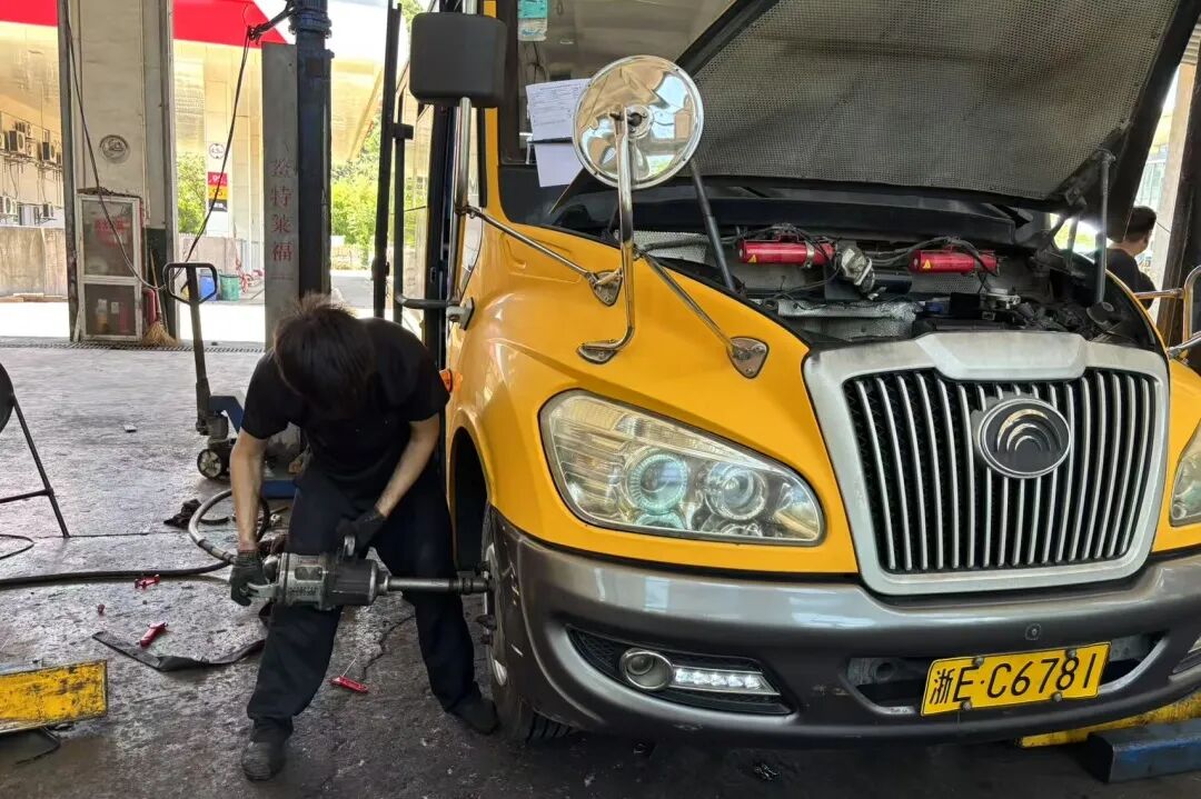 “大鼻子”校車整裝待發，迎接學子平安返校