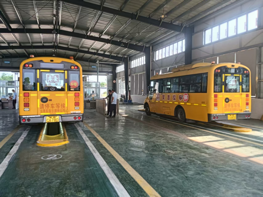 “大鼻子”校車整裝待發，迎接學子平安返校