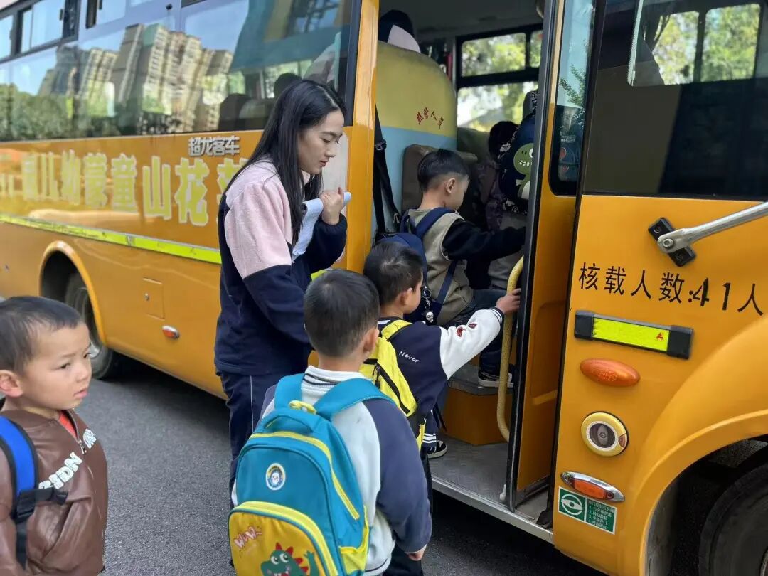 筑牢校車安全 守護成長之路 —— 紅蓮湖第二幼兒園校車安全應急演練活動 筑牢校車安全 守護成長之路 —— 紅蓮湖第二幼兒園校車安全應急演練活動