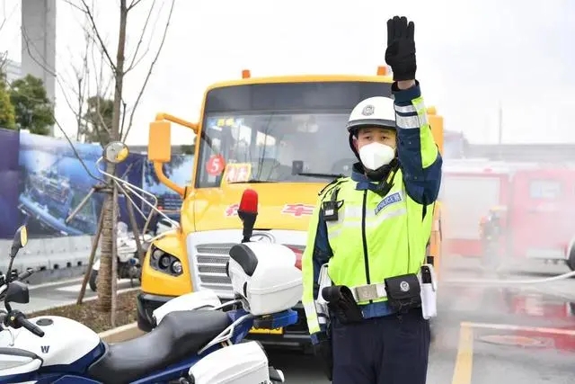 滿載學生的校車車廂內突然冒出濃煙，怎么辦？