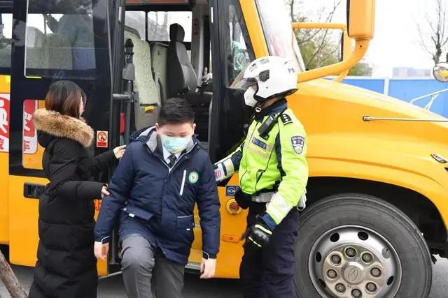 滿載學生的校車車廂內突然冒出濃煙，怎么辦？
