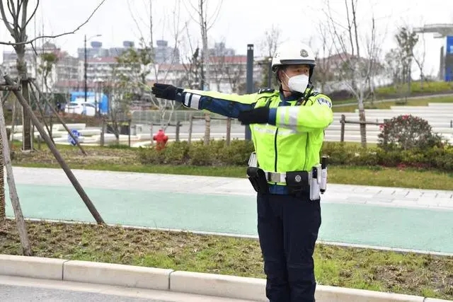 滿載學生的校車車廂內突然冒出濃煙，怎么辦？