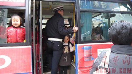交警查處超載“公交校車(chē)”