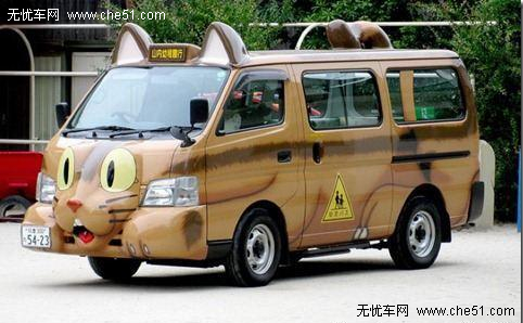 除了司機(jī)，日本的校車上多半還會有一位全程陪同的指導(dǎo)老師，有時候是學(xué)校里的生活老師，有時候是自愿做義工的家長。
