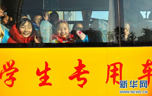 長鼻子校車開進農(nóng)村 農(nóng)村娃坐上安全校(圖)
