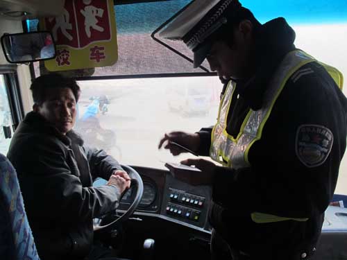 核對校車駕駛?cè)讼嚓P(guān)證件