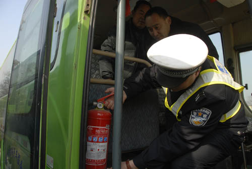 對車輛的安全設(shè)施進(jìn)行檢查
