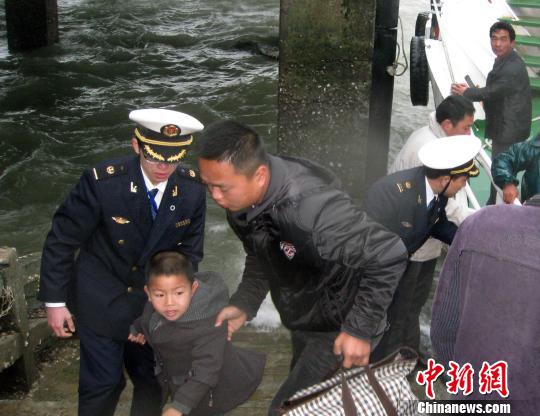 圖為海事執法人員護送上學的小學生。 陳小芬 攝
