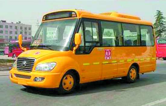 “大鼻王”校車(chē)來(lái)到幼兒園