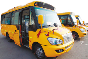 “大鼻子”校車(chē)“一車(chē)難求”(圖)