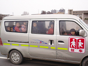 蘭州交警查處一嚴重超員違法校車 核載8人實載29人