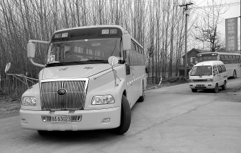走上“大鼻子”校車