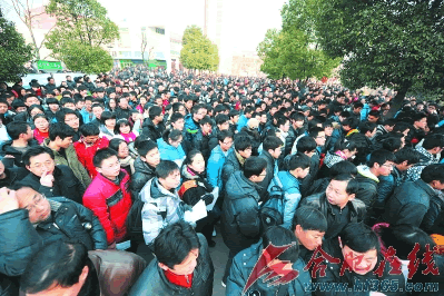 高校“掐尖戰(zhàn)”時(shí)事新聞多 校車安全成考題