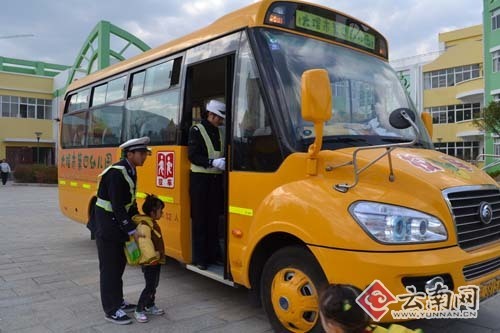 大理首輛“長(zhǎng)鼻子”校車(chē)上路（圖）