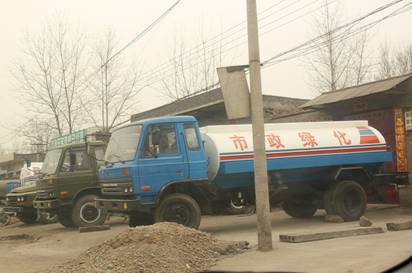 河南汝州近百報(bào)廢校車流向社會 成馬路殺手(圖)