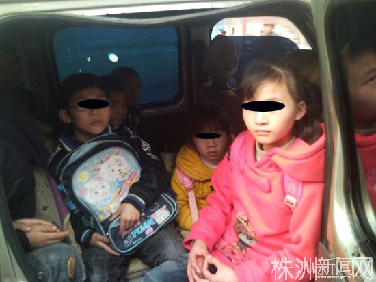 株洲市：荷塘區(qū)星光小學(xué)路邊的黑校車被查