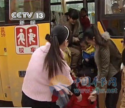 　“大鼻子”校車開進(jìn)奉節(jié) 孩子上學(xué)放學(xué)安全有保障(圖)