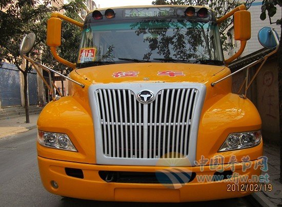 　“大鼻子”校車開進(jìn)奉節(jié) 孩子上學(xué)放學(xué)安全有保障(圖)