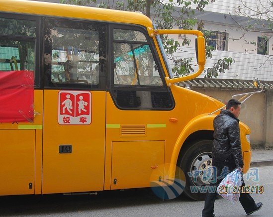 　“大鼻子”校車開進(jìn)奉節(jié) 孩子上學(xué)放學(xué)安全有保障(圖)