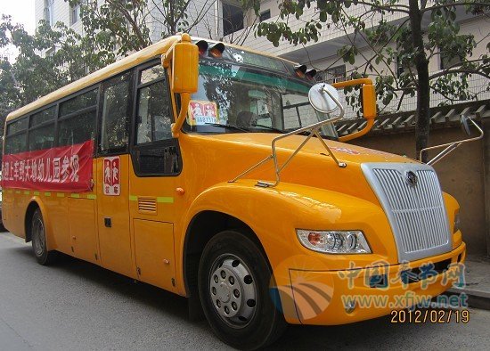 　“大鼻子”校車開進(jìn)奉節(jié) 孩子上學(xué)放學(xué)安全有保障(圖)