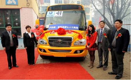 盧俊卿、翟慕政共同捐贈的平安校車開進(jìn)陜西淳化