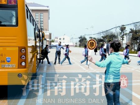 鄭州：高新區(qū)舉行校車(chē)事故演練活動(dòng)(圖)