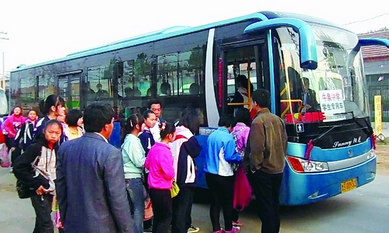 牛泉中學(xué)開通校車緩解學(xué)生上學(xué)難