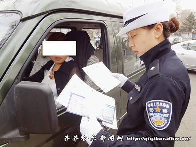 齊齊哈爾女司機剛領(lǐng)駕照一年半竟開校車(圖)