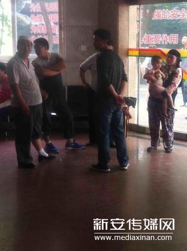 合肥一輛幼兒園校車(chē)碰倒2歲半女童