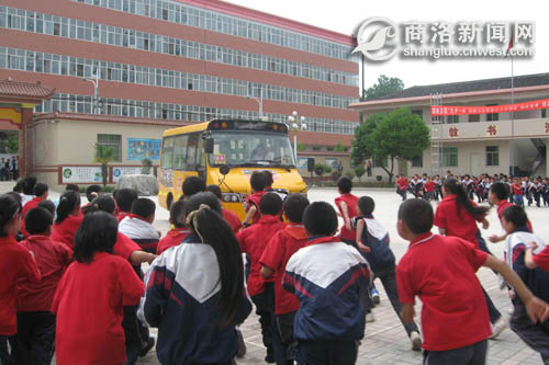 “快樂校車”開進(jìn)商南光輝愛心小學(xué)
