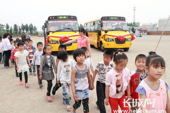 遷安：2名女企業(yè)家捐贈(zèng)愛心校車