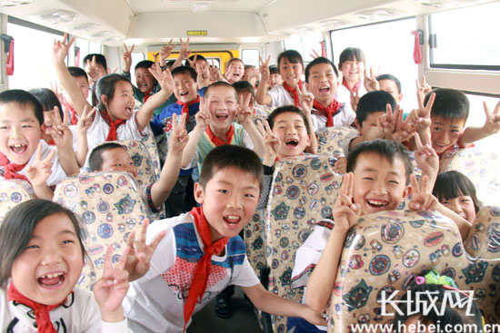 遷安：2名女企業(yè)家捐贈(zèng)愛心校車