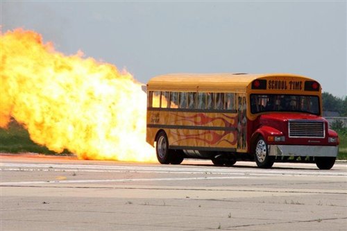 校車也瘋狂 加噴氣式發(fā)動機(jī)挑戰(zhàn)速度極限